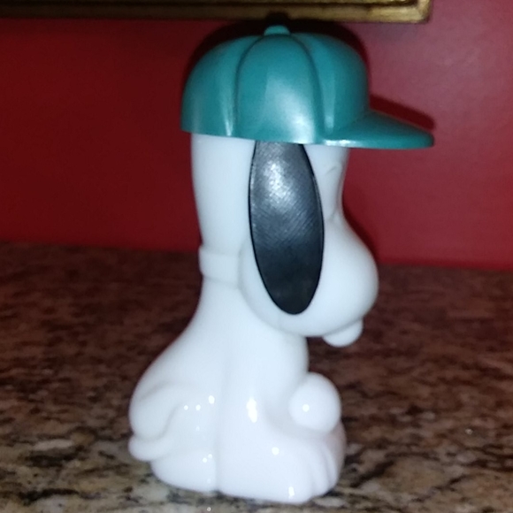 1104 Vintage Avon Milk Glass Snoopy Empty Decanter - Picture 2 of 7